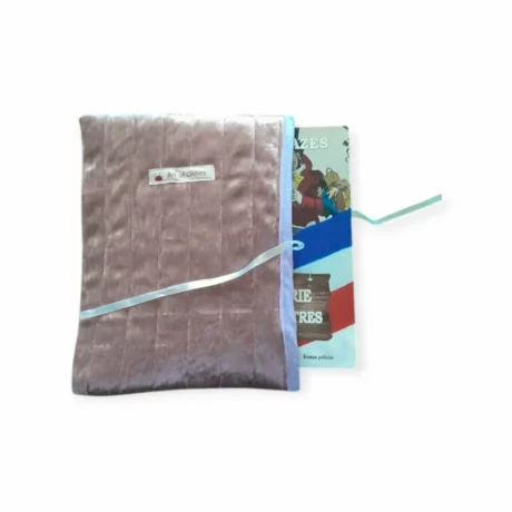 Housse de livre vieux rose avec livre