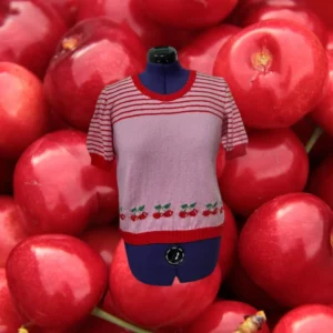 Pull à manches courtes rose avec des cerises