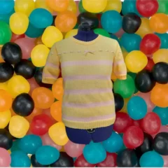 Pull jaune et rose avec ruban et fond