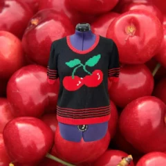 Pull à manches courtes avec deux cerises