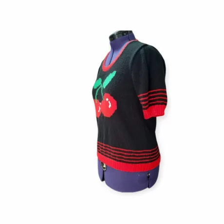 Pull à manches courtes avec deux cerises détail