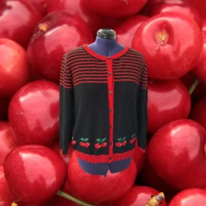 Gilet noir et rouge avec des cerises sur fond