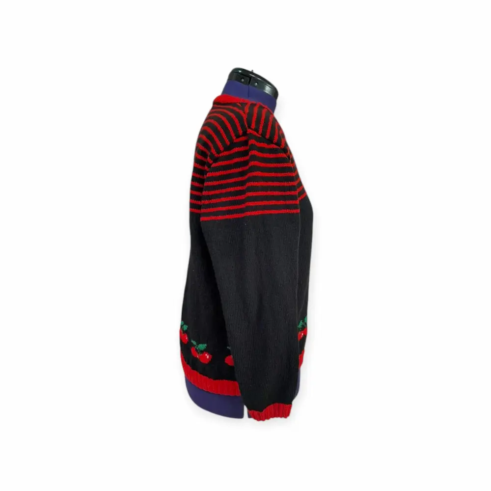 gilet noir et rouge avec des cerises manches