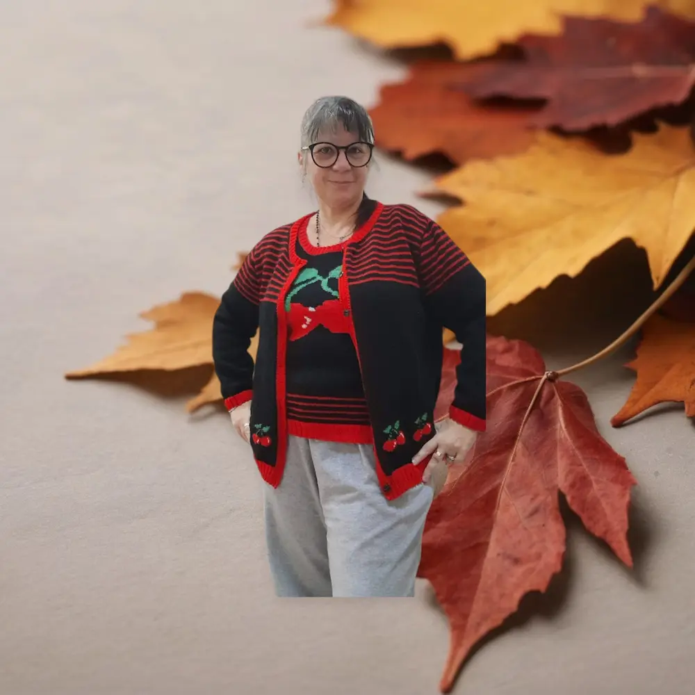 gilet noir et rouge avec des cerises ouvert