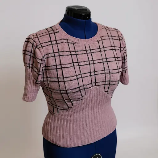 pull à manches courtes rose à carreaux