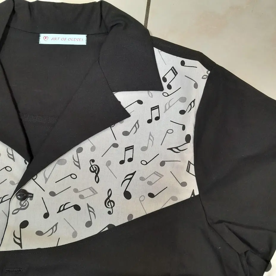 chemise noire avec notes détail